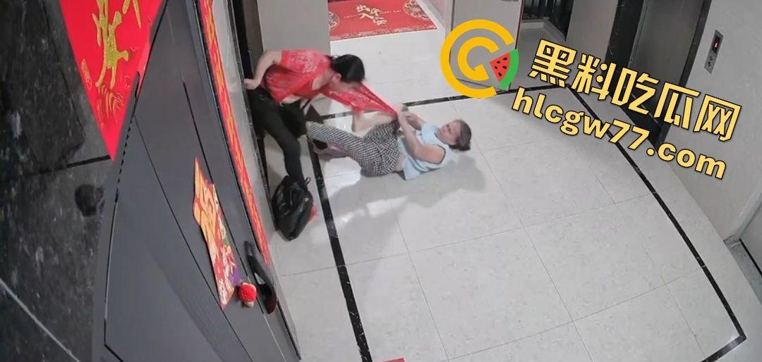 青岛阳光水岸疯老太夜袭邻居,老人被揍成猪头,监控曝变态暴行!-5