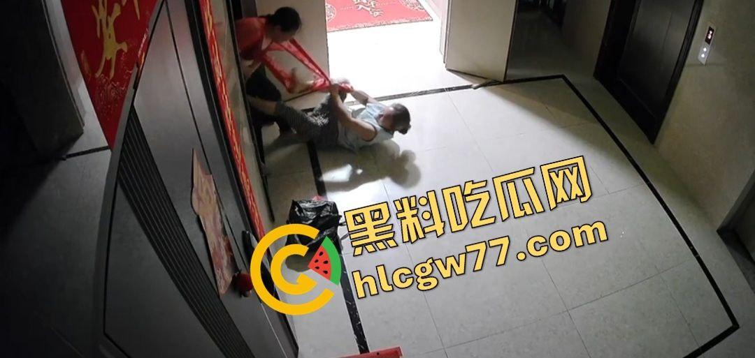青岛阳光水岸疯老太夜袭邻居,老人被揍成猪头,监控曝变态暴行!-6