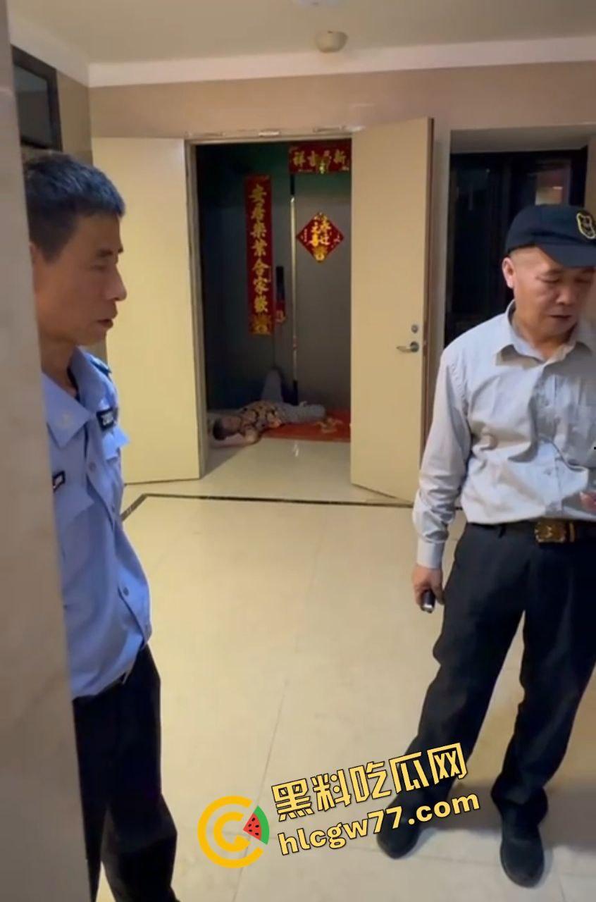 青岛阳光水岸疯老太夜袭邻居,老人被揍成猪头,监控曝变态暴行!-8