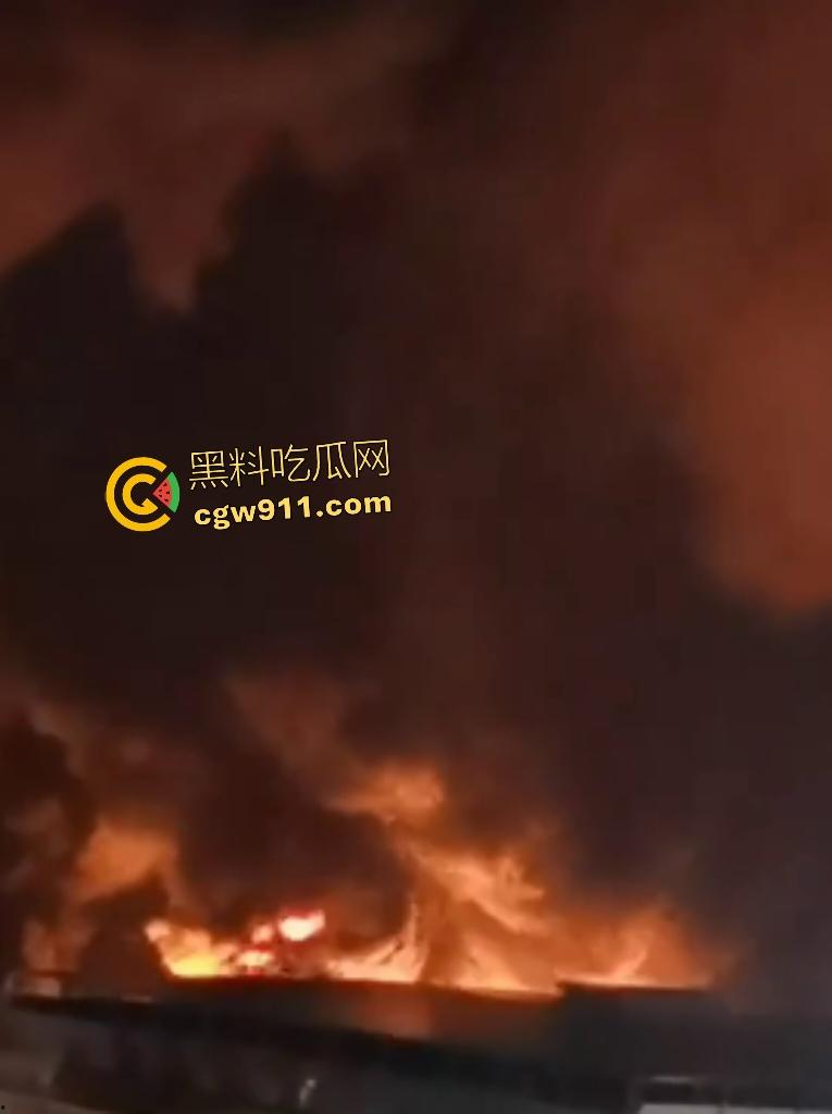 宁波姜山镇顺丰物流仓库惊天大火！高压路奥克斯旁熊熊烈焰，20余辆消防车鏖战一小时勉强控火！-5