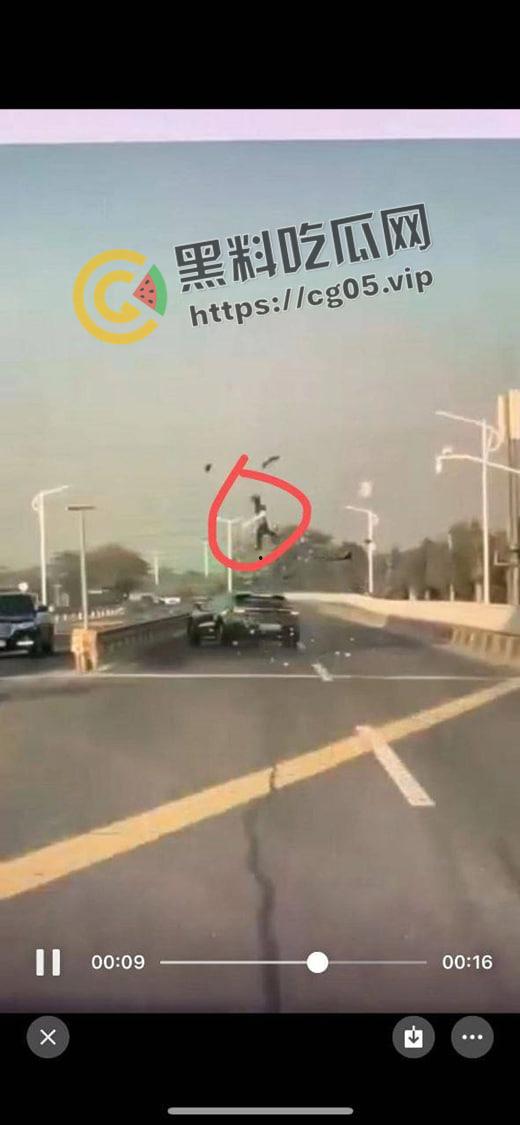 浙江极氪001撞死横穿马路路人 人头分离 整个脑浆撞出来了 现场血腥画面报告-2