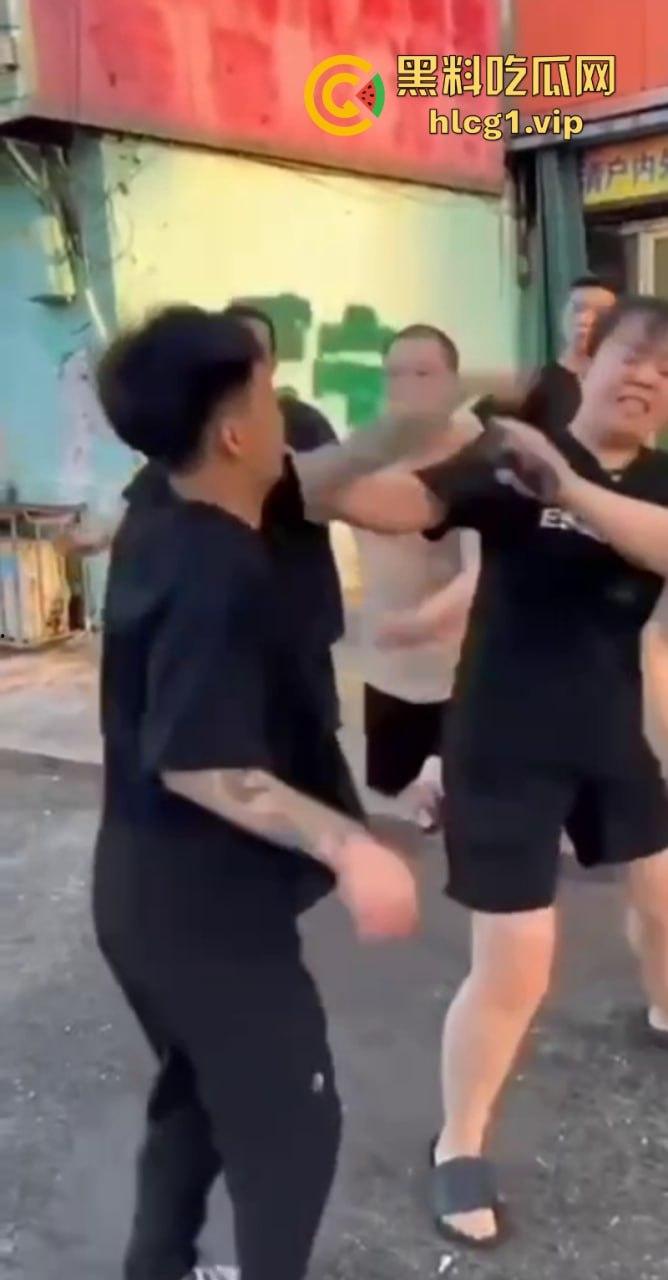 抖音网红【王天缘】青岛砸车 以一敌三事件持续升级!王天缘录制视频声称找斩虎陪葬!-6