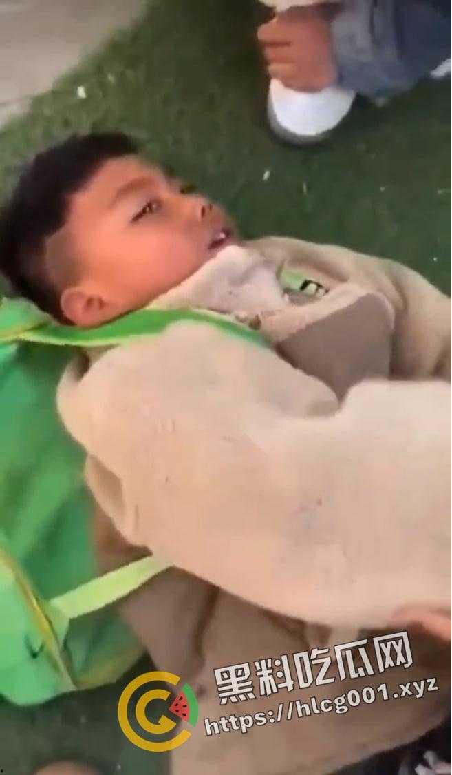 河南商丘镇里固幼儿园 留守儿童遭虐打 磕头求老师不要打 多名老师在旁发笑 这是幼儿园还是集中营-5