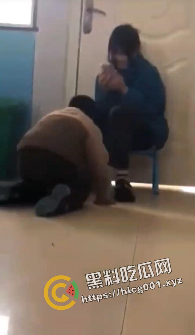 河南商丘镇里固幼儿园 留守儿童遭虐打 磕头求老师不要打 多名老师在旁发笑 这是幼儿园还是集中营-7