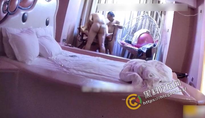 安防精品两位公司 领导带年轻女下属到情趣酒店专业炮房开房淫乱3P，被酒店的针孔摄像头拍的一清二楚-6