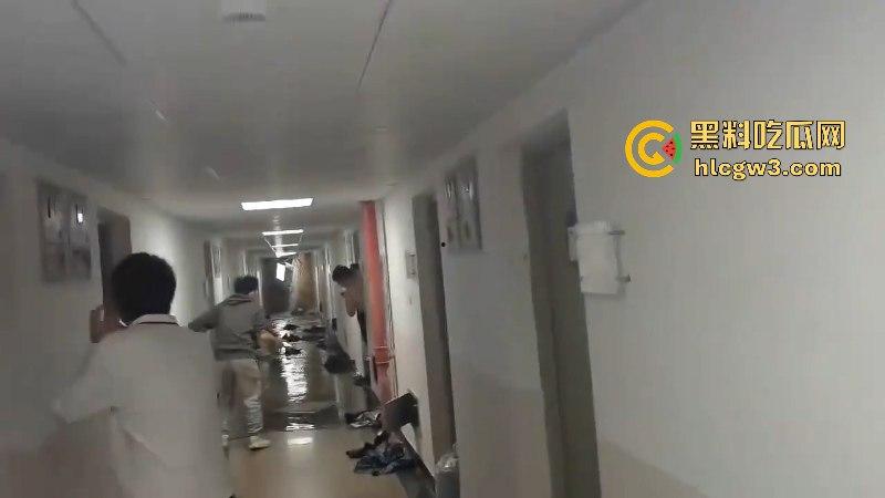 屎不可挡！浙江温州医学院男生宿舍水管爆裂屎花满天飞 这下可要与屎共眠了！-5