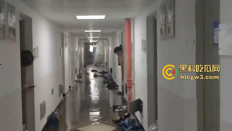 屎不可挡！浙江温州医学院男生宿舍水管爆裂屎花满天飞 这下可要与屎共眠了！-6