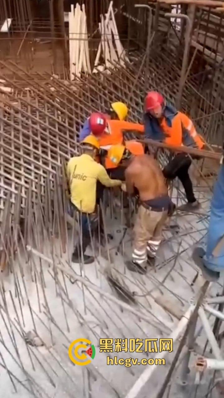 蛋疼！菲律宾工地小哥施工失误被钢管穿蛋而过 命根子保不住了-3