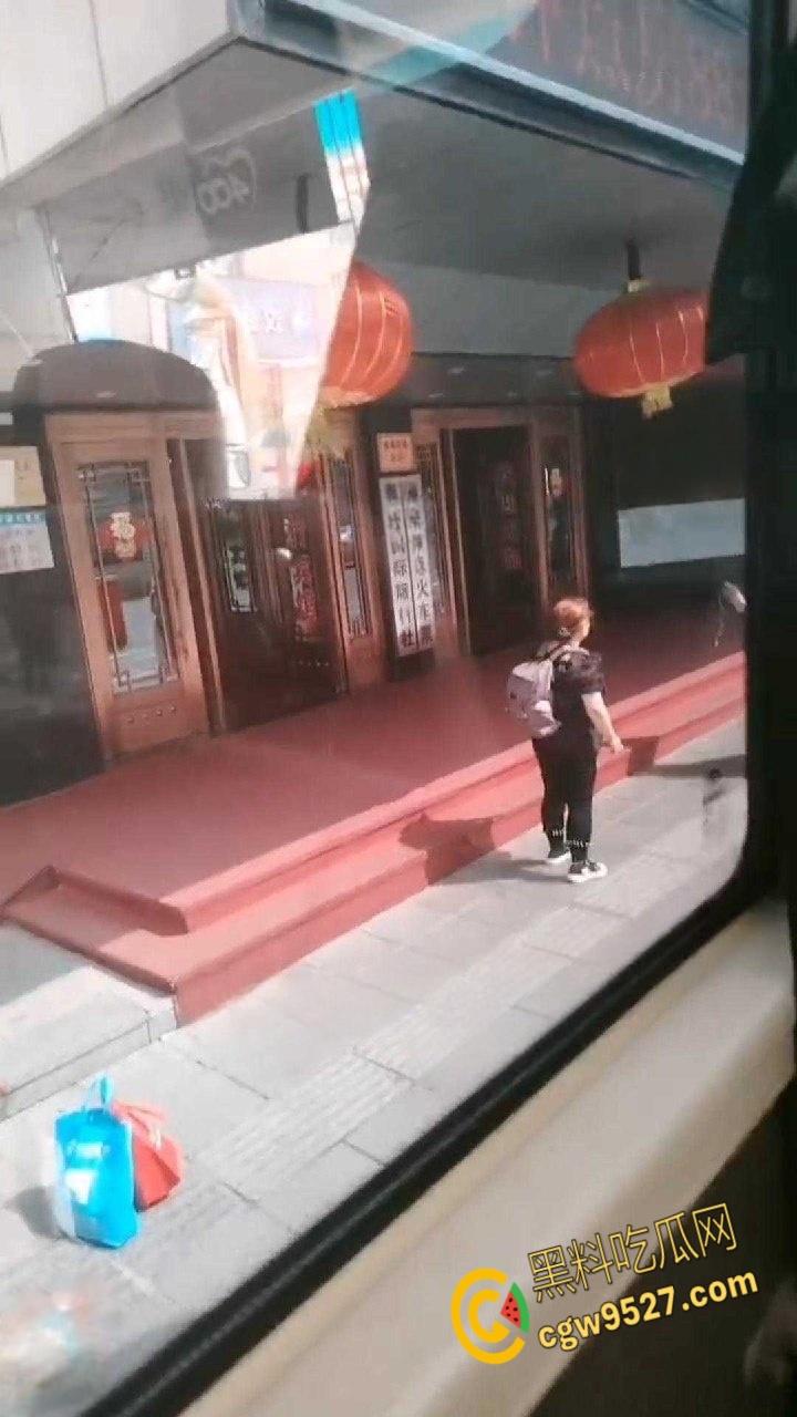 黑龙江鸡西一名女子想借网贷，做鼻子整容竟打自己老母，真白养了，群众直呼喂出个白眼狼！-1