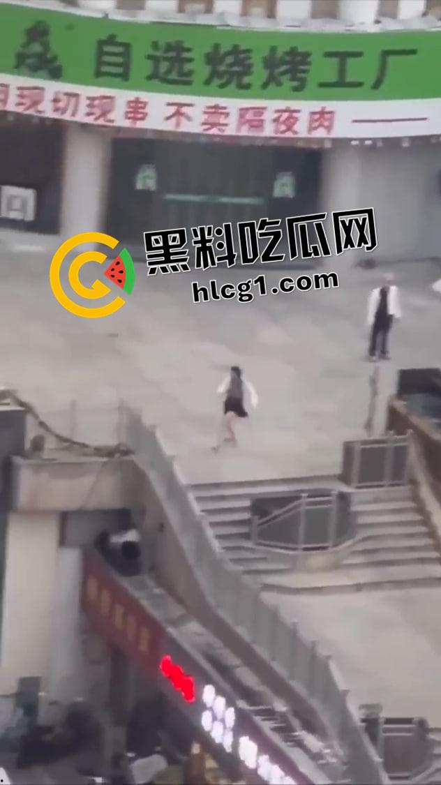 蟑螂系女友!同时对峙两个男友 跳楼后毫发无伤还在纠缠 被抱摔内脏出血 真是不作不会死啊-4