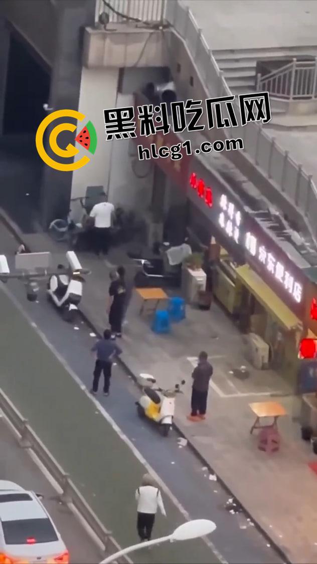 蟑螂系女友!同时对峙两个男友 跳楼后毫发无伤还在纠缠 被抱摔内脏出血 真是不作不会死啊-5