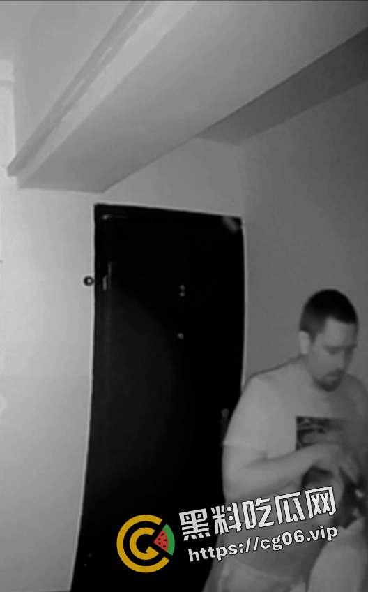 俄罗斯男子猥亵邻居女孩被监控拍下 第二天就被正义人士抓住打死-2