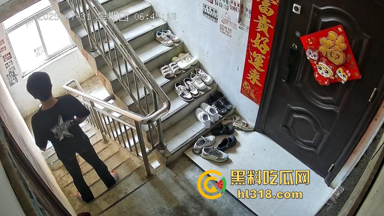 河南信阳人才聚集地吗？精神小伙居在别人家门前撸了一发 ？期间还尝了两口，还自产自销是吧！-5