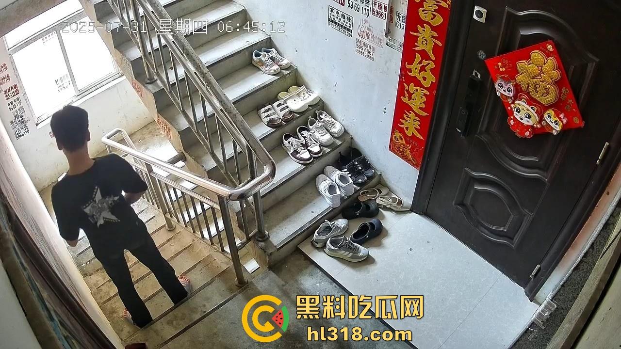 河南信阳人才聚集地吗？精神小伙居在别人家门前撸了一发 ？期间还尝了两口，还自产自销是吧！-6