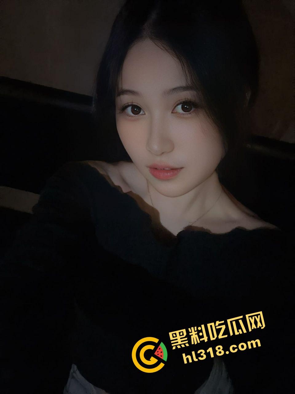 推特『LuckyDog7』巨乳蜂腰肥臀白虎妹，亲手调教成专属炮架，骚逼只为迎接主人的精液！-1