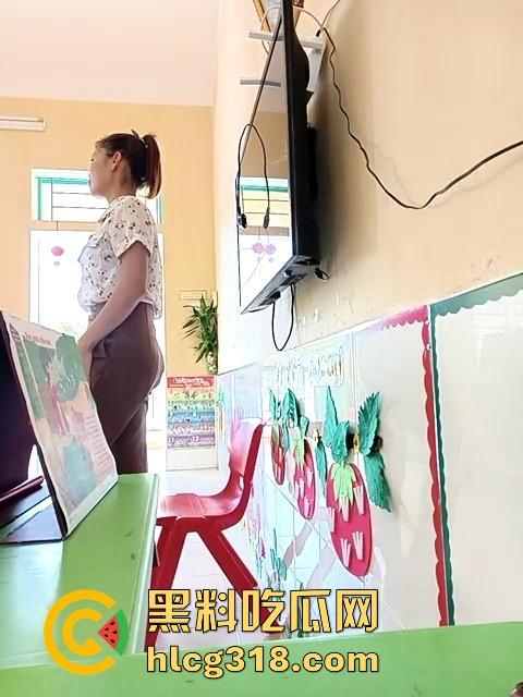 真实幼儿园老师带着跳蛋去上课！马力开到最大档 课中都已经淫水泛滥了 还是幼师会玩！-5