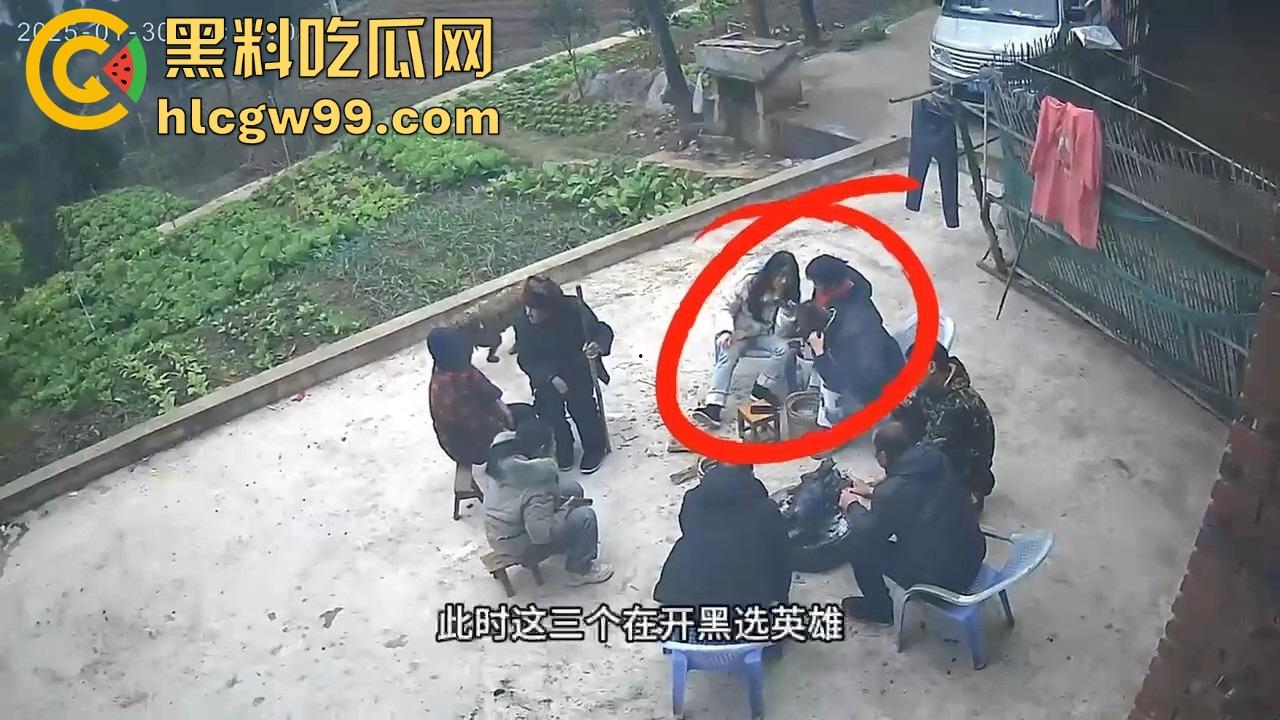 重庆狗子掉进粪坑惨变生化武器 出坑后全家总动员 结果反被狗狂追满院狂喷 粪味冲天！-1