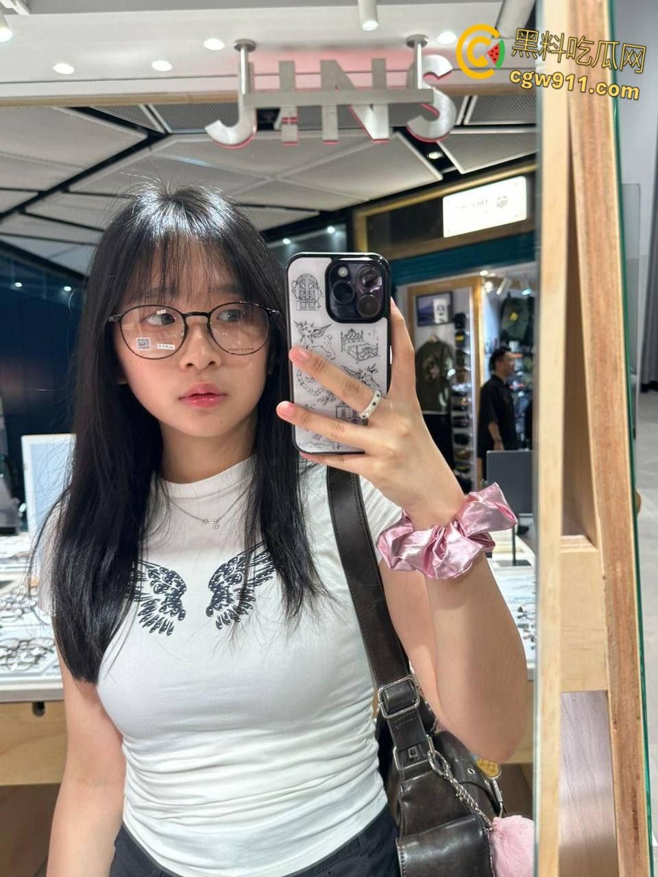 香港清纯学生妹【朱双双】，户外露脸口交，白袜校服跪舔男友大屌，内裤挂在腿上被抬腿后入，还颜射一脸 ！-4