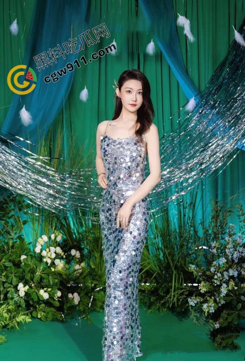 深圳性感女老板【刘丽芳】不雅视频爆出，饥渴人妻包男小三释放欲望，镜头前自慰展骚穴，露奶挨操尽显淫乱-1