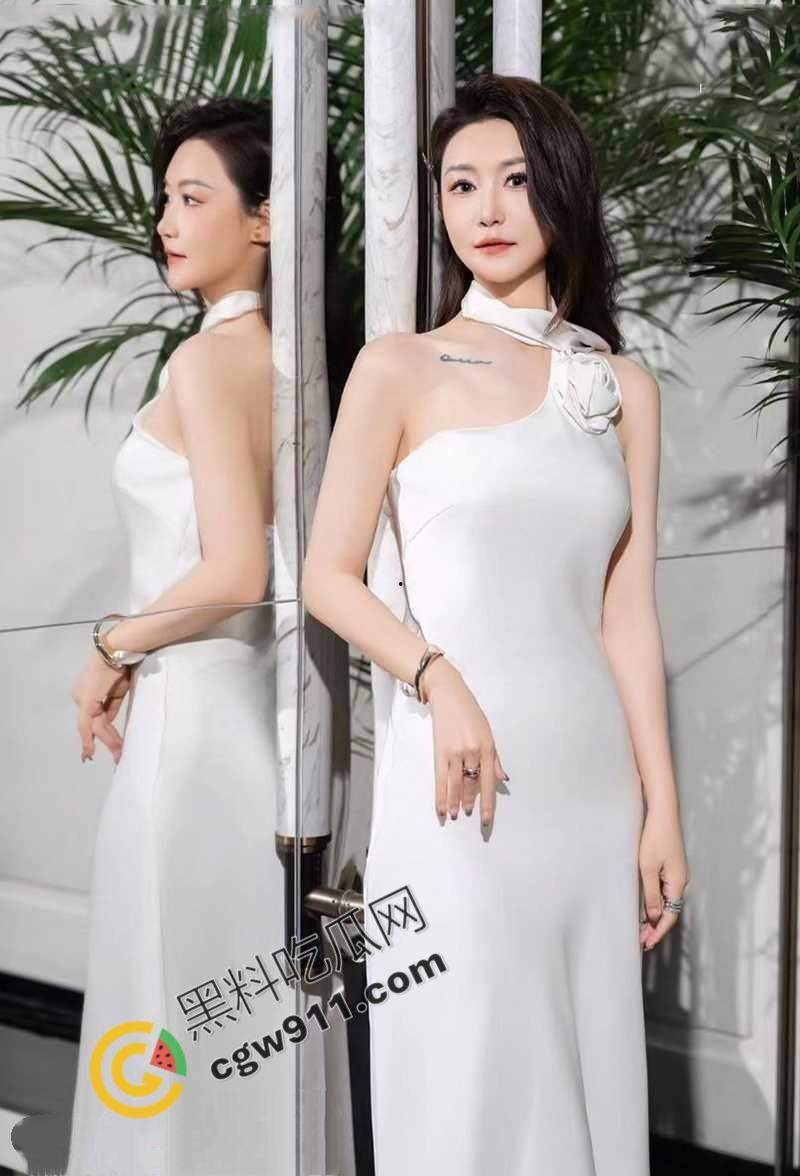 深圳性感女老板【刘丽芳】不雅视频爆出，饥渴人妻包男小三释放欲望，镜头前自慰展骚穴，露奶挨操尽显淫乱-4