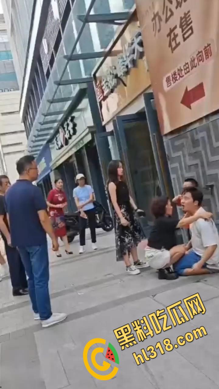 钱多不如鸡巴大！男子控诉老婆出轨，自己月入两万块，打两份工都管不住老婆被戴绿帽！-1