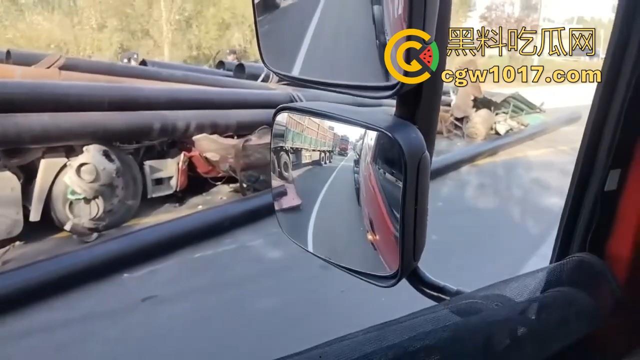 聊城高唐固河段发生重大车祸，大卡车拉钢管，一个急刹驾驶室都没了，好恐怖啊，不知道人有事没！-2