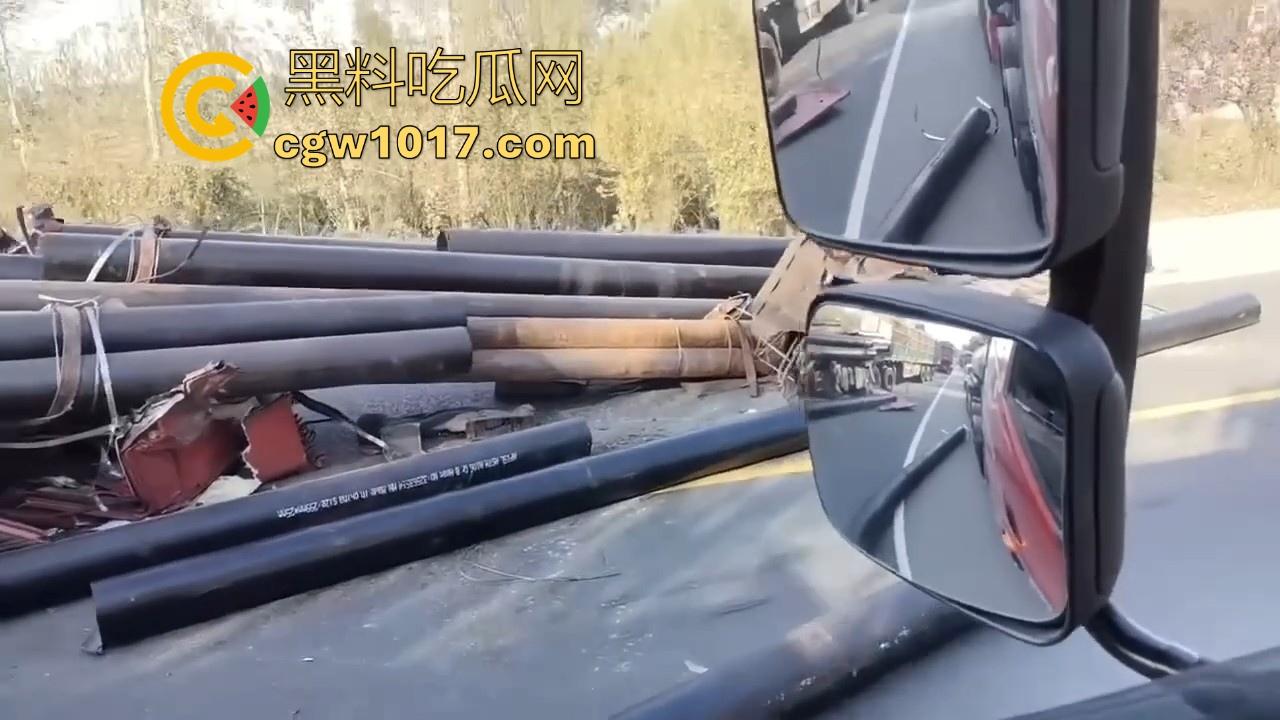聊城高唐固河段发生重大车祸，大卡车拉钢管，一个急刹驾驶室都没了，好恐怖啊，不知道人有事没！-3