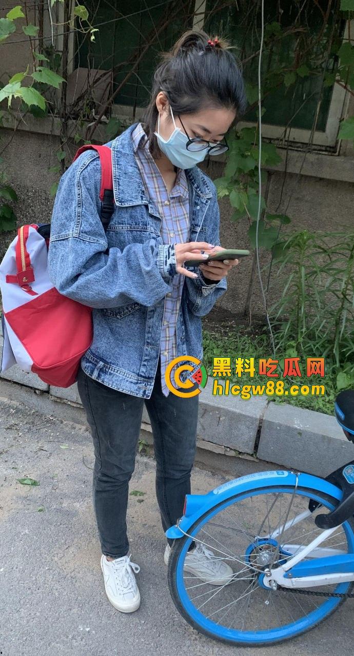 广东普宁共享单车都能骑出艳遇?随手搭讪个眼镜妹,结果一路聊回家被反差骚货直接给日了!-1