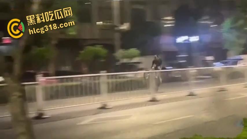 广西河池精神小伙又出事，鬼火少年翘头耍帅酿悲剧，小车烂成渣白布一盖直接重开！-2