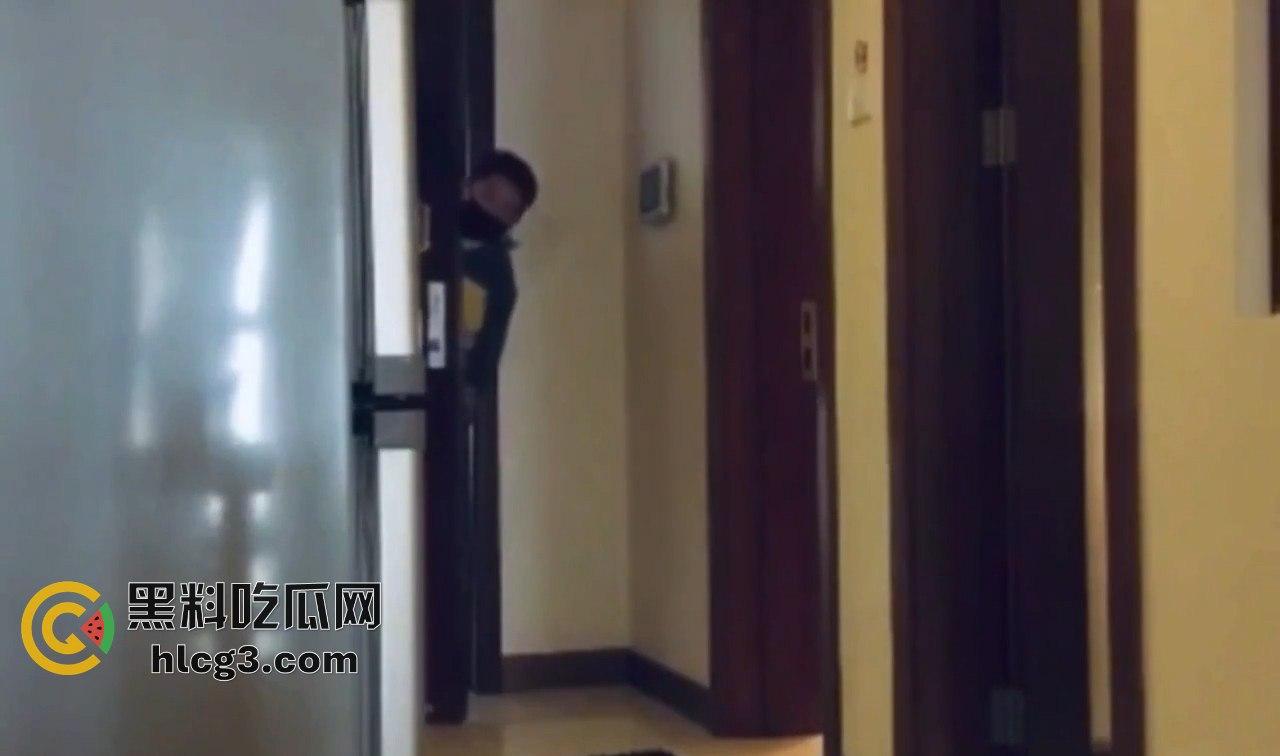 外卖小哥送餐被吃鸡！发情母狗强行诱惑，脱裤瞬间问‘有没有人’险酿仙人跳！-7