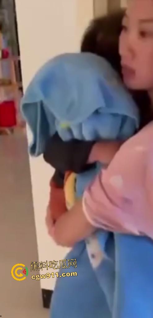 广东水管工小三修水龙头，修到床上操人妻，丈夫出门又返回家中抓奸情，老婆抱着儿子偷情被骂贱货！-4