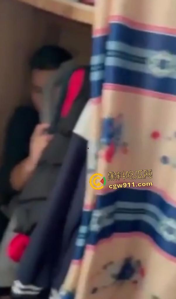 广东水管工小三修水龙头，修到床上操人妻，丈夫出门又返回家中抓奸情，老婆抱着儿子偷情被骂贱货！-8