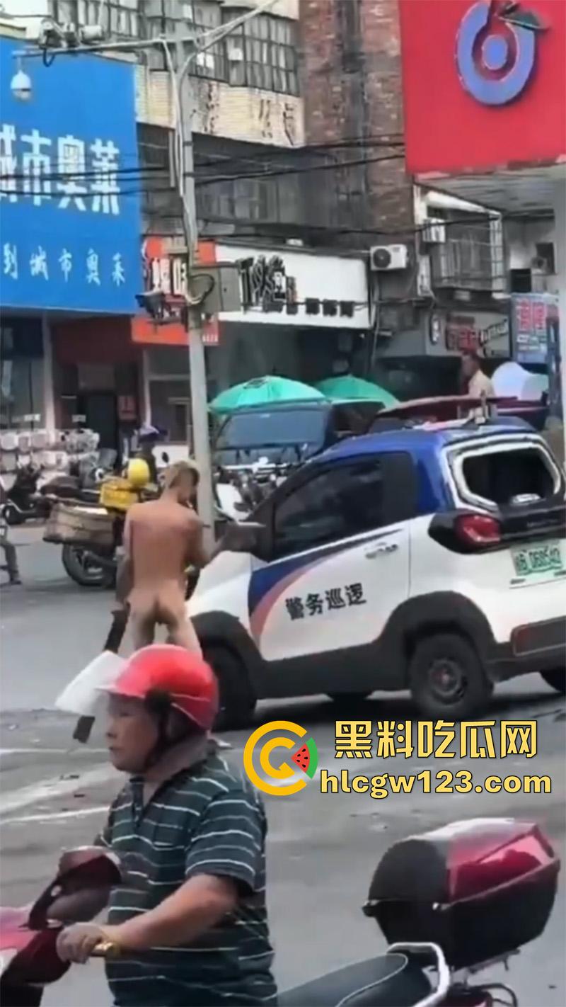 广西柳州惊现裸男，小黄毛疑似吸毒，大热天赤裸全身裸奔，到处砸车打人，被警察当场逮捕！-1