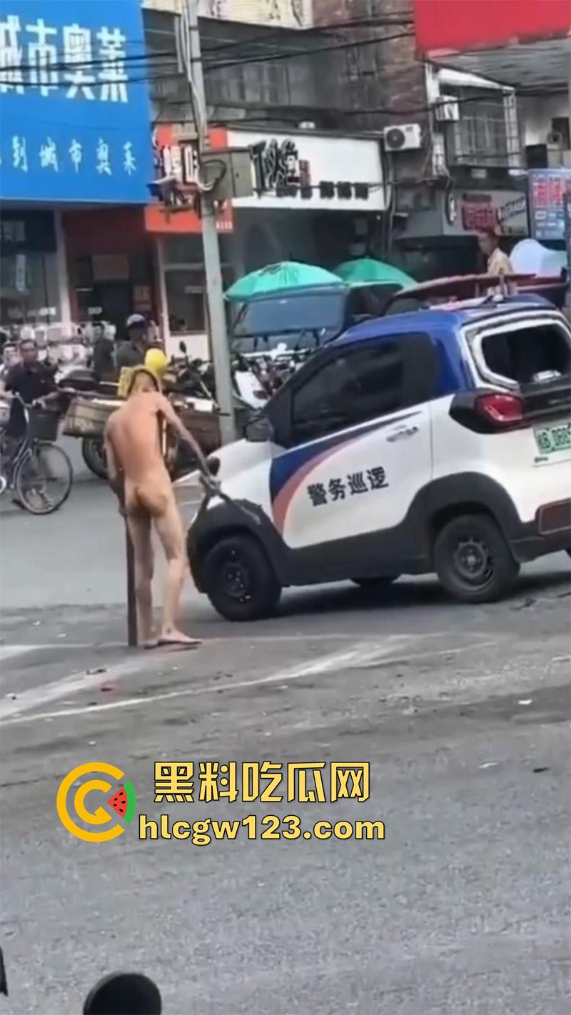 广西柳州惊现裸男，小黄毛疑似吸毒，大热天赤裸全身裸奔，到处砸车打人，被警察当场逮捕！-2
