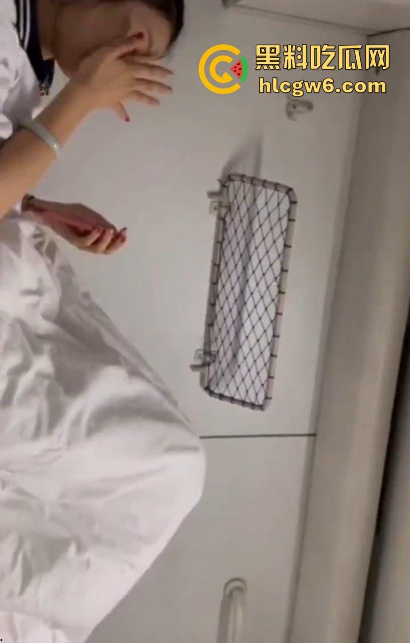 火车卧铺偶遇骚嫩小护士『李丹雅』三句话撩到手，软卧车厢直接无套爆操，干到高潮还约好下车酒店续战！-6