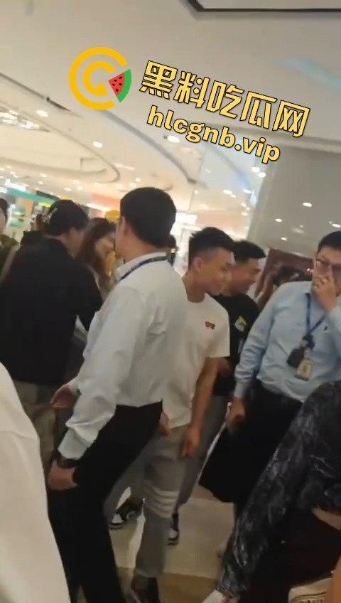 哈尔滨又又又出圈了！！哈西万达广场，一男子偷拍女生被抓！-1