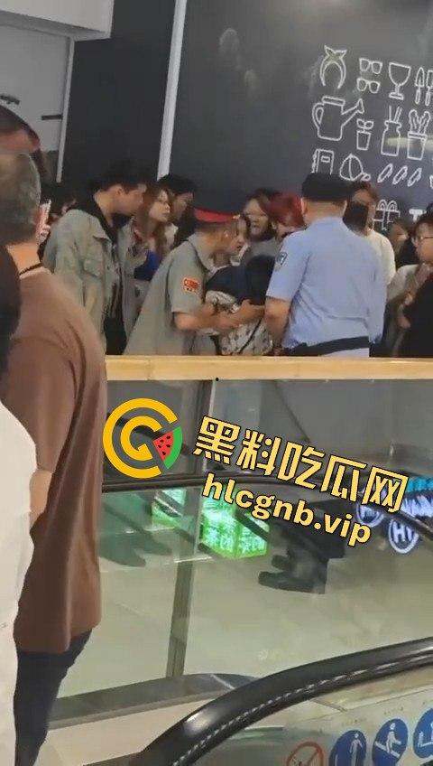 哈尔滨又又又出圈了！！哈西万达广场，一男子偷拍女生被抓！-8