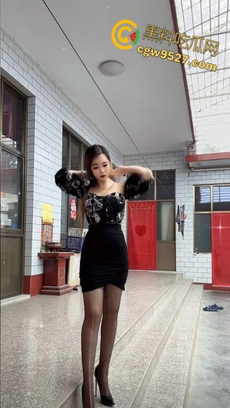 抖音女网红【辰辰螺丝姐】，性感高跟御姐少妇，开档黑丝自慰啪啪视频流出，白皙丰满的身材十分诱人！！-3