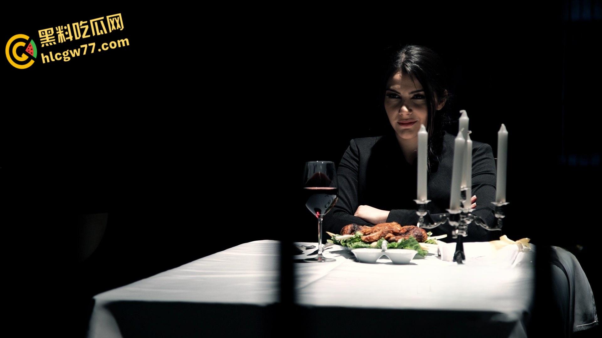 意大利性感典狱长【Valentina】肥臀炸裂，私会囚犯狂飙禁忌乱交，欲火滔天爽到灵魂出窍！-1