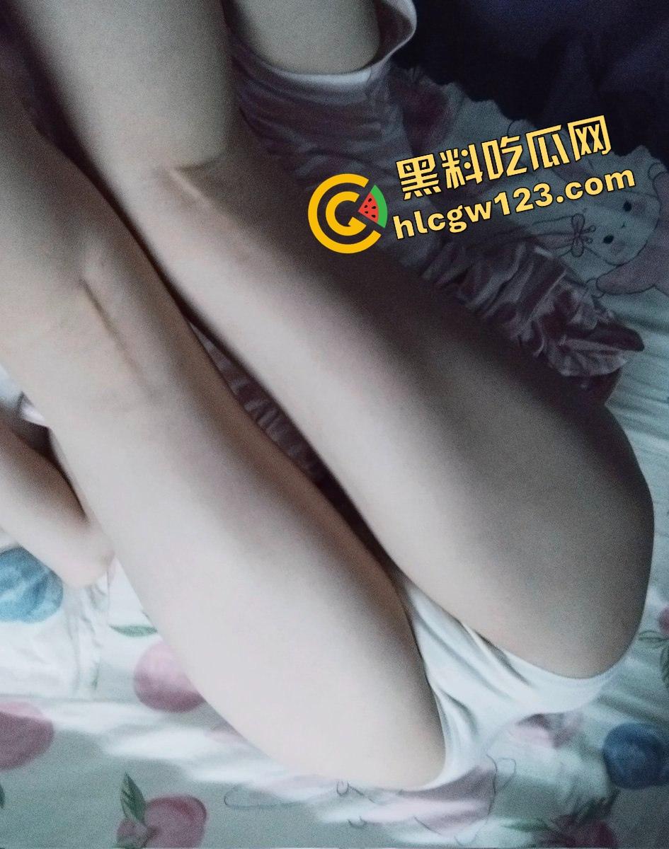 广西大佬不怕当吴亦凡室友，硬约骚货带09年亲妹进房玩3P，妹妹害羞看着开操，房间里淫声不断！-15
