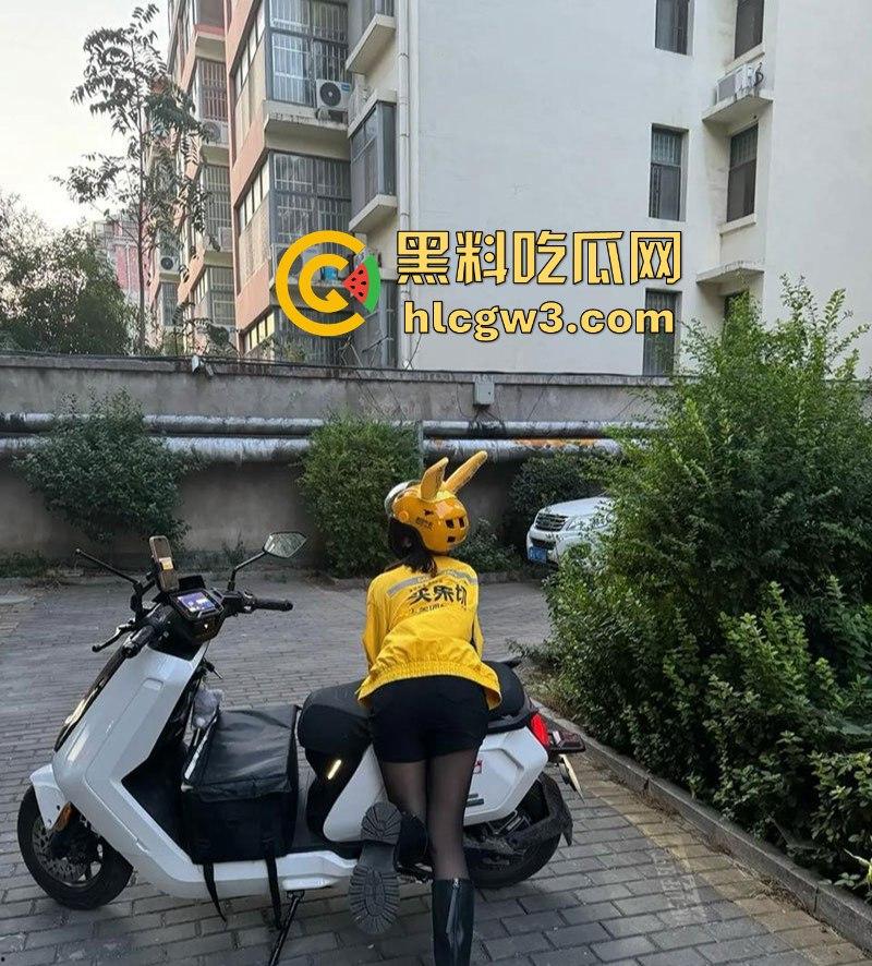 美团外卖媛『宋小牛』竟靠直播卖淫逆天翻身，三年使用权被豪横金主重金拿下，浴室爆操视频辣眼全网疯传！-12