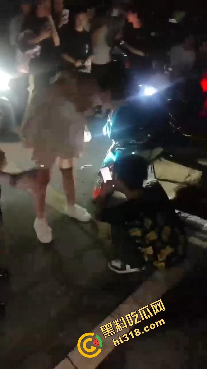 精神小伙借女的钱装逼钓妹,租豪车扮大佬,结果欠债不还被人堵门,妹子不敢睁开眼希望是幻觉!-8