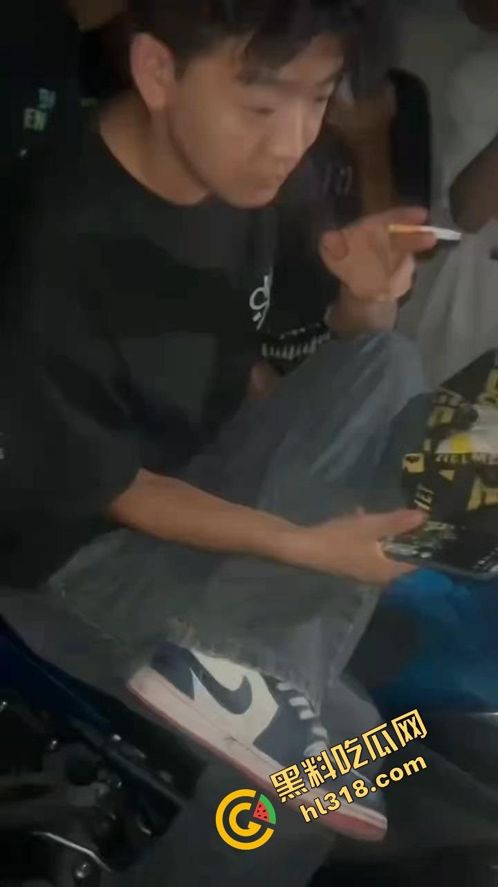 精神小伙借女的钱装逼钓妹,租豪车扮大佬,结果欠债不还被人堵门,妹子不敢睁开眼希望是幻觉!-15