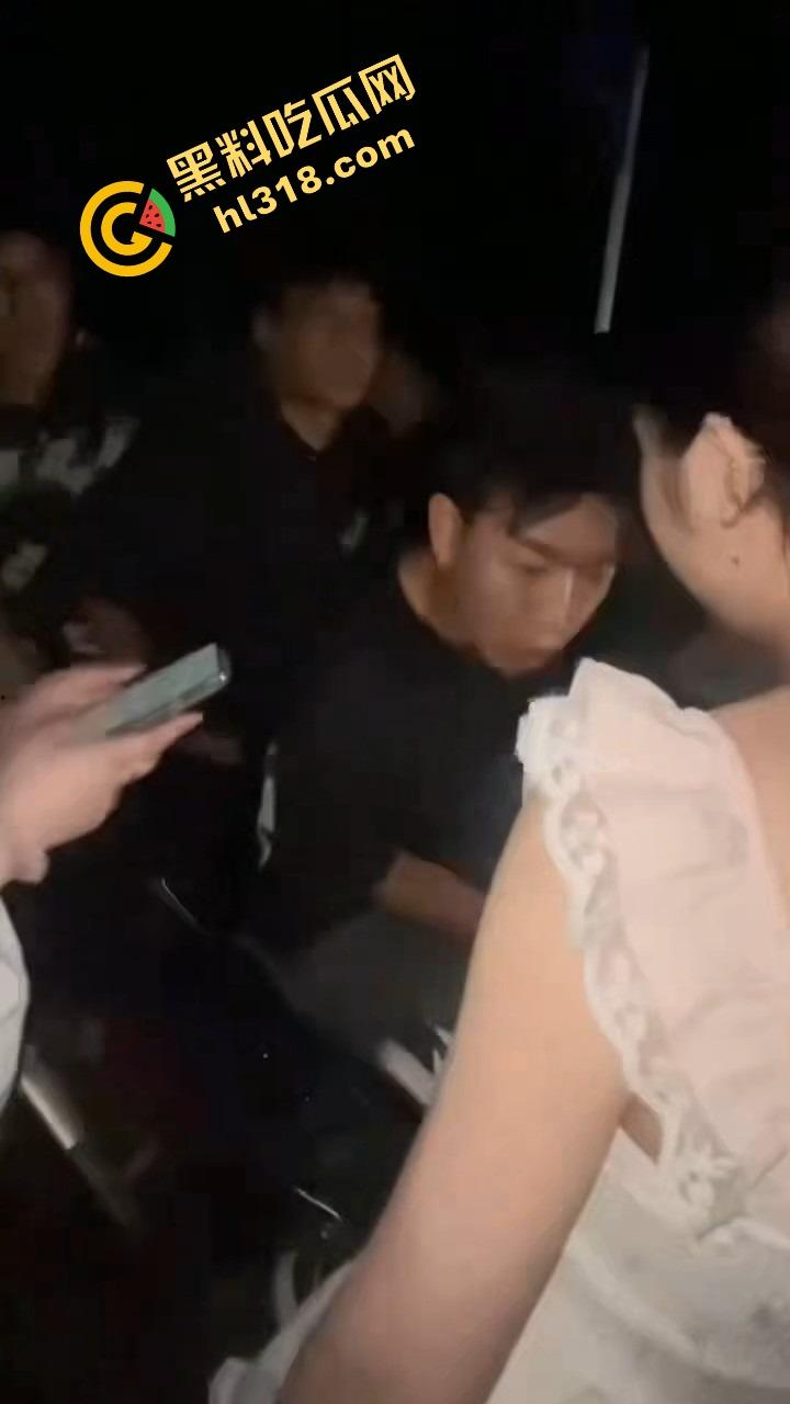 精神小伙借女的钱装逼钓妹,租豪车扮大佬,结果欠债不还被人堵门,妹子不敢睁开眼希望是幻觉!-16