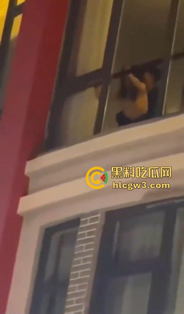 惠州朗曼酒店窗帘不拉直接开干 情侣奶子贴玻璃后入猛操，楼下一群吃瓜群众围观姿势秀到飞起！-2