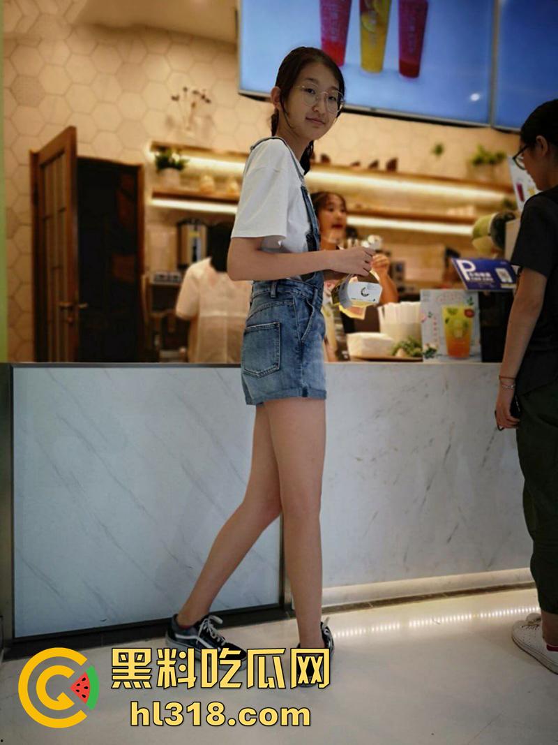 广西长腿学生妹【张虹艳】别看眼睛小小的，但身材绝对顶级，被学长拿下酒店开房操成母狗！-1