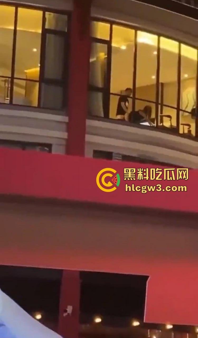 惠州朗曼酒店窗帘不拉直接开干 情侣奶子贴玻璃后入猛操，楼下一群吃瓜群众围观姿势秀到飞起！-5