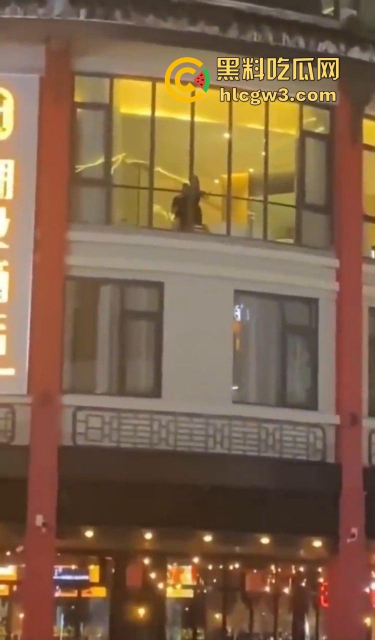 惠州朗曼酒店窗帘不拉直接开干 情侣奶子贴玻璃后入猛操，楼下一群吃瓜群众围观姿势秀到飞起！-7
