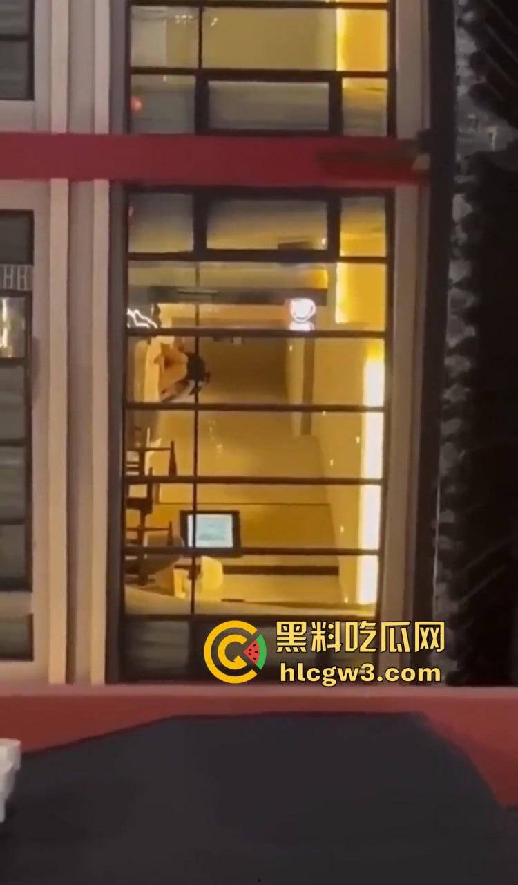 惠州朗曼酒店窗帘不拉直接开干 情侣奶子贴玻璃后入猛操，楼下一群吃瓜群众围观姿势秀到飞起！-10