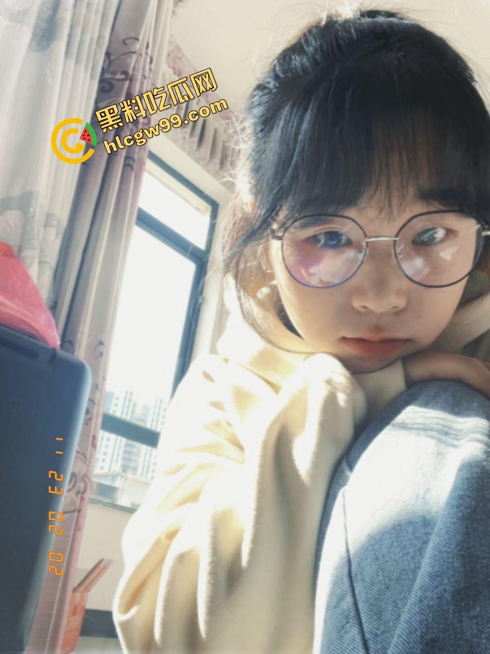 南宁第四职业反差职高妹【刘静】与精神小伙酒店刺激做爱，排队等操加油助力！独家曝光流出！-2